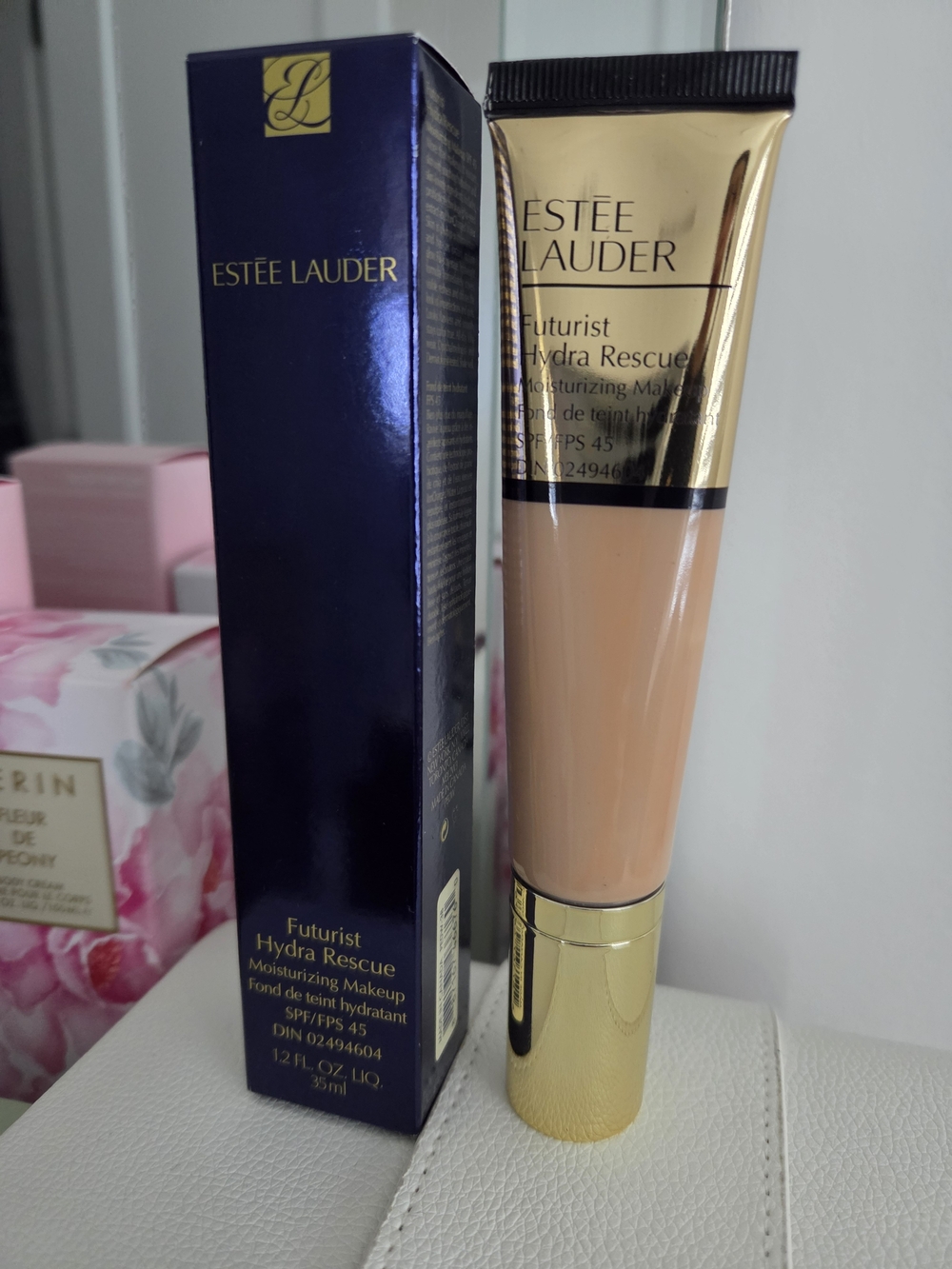 Estee Lauder Futurist Hydra Rescue Moisturizing Makeup. Color 3N2 Wheat